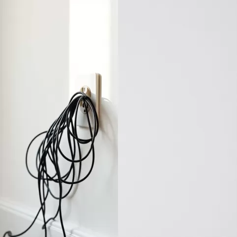 Jak schować kabel w ścianie