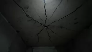 pęknięcia na łączeniu sufitu i ściany