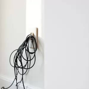 Jak schować kabel w ścianie