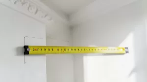 montaż sztukaterii na ścianie